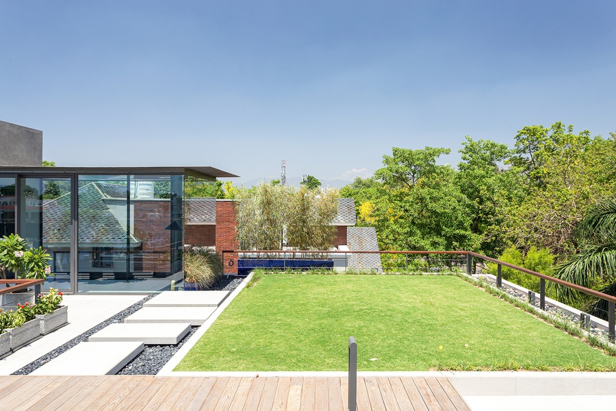 Phủ xanh sân thượng cực kì đơn giản bằng cách trồng thảm cỏ