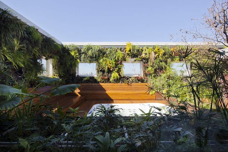 Khu vực Jacuzzi trên sân thượng không khác gì những khu resort cao cấp