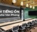 Thiết kế văn phòng hiện đại với vách ngăn tiêu âm và cây xanh giúp giảm tiếng ồn.
