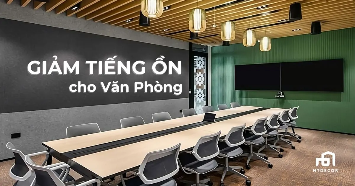 Thiết kế văn phòng hiện đại với vách ngăn tiêu âm và cây xanh giúp giảm tiếng ồn.
