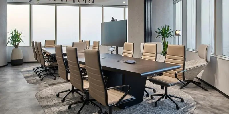Thiết kế văn phòng hiện đại với vách ngăn tiêu âm và cây xanh giúp giảm tiếng ồn.