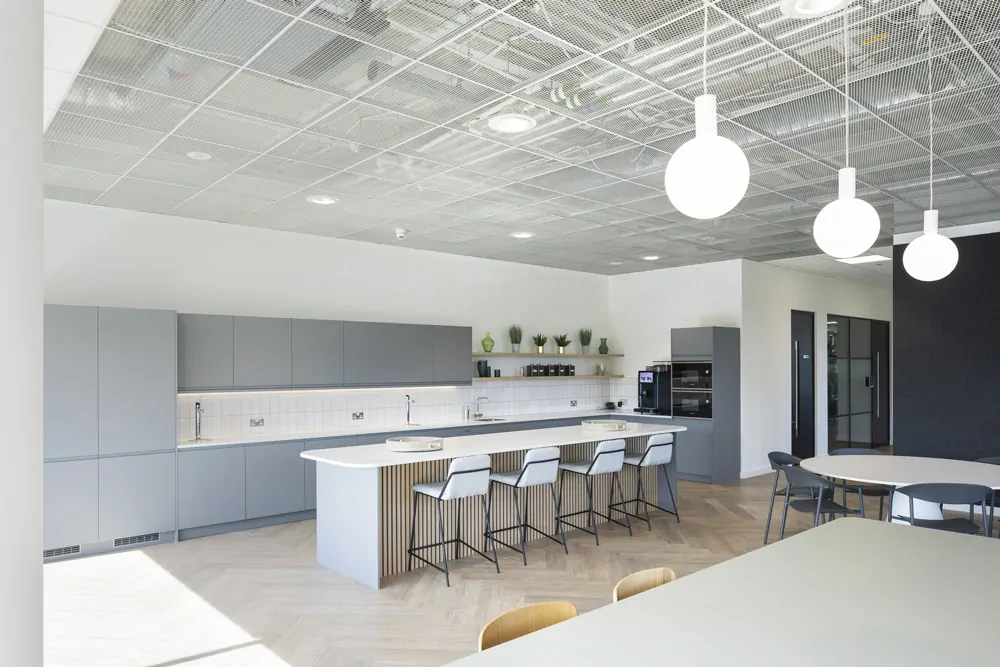 Không gian Pantry văn phòng hiện đại, cây xanh, khu vực ngồi thư giãn.