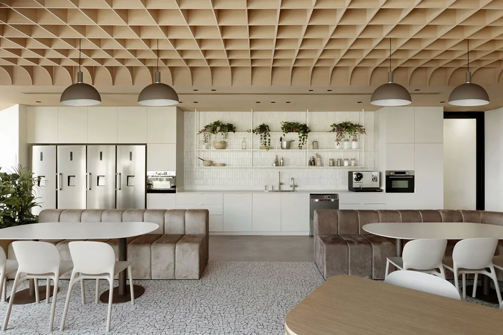 Không gian Pantry văn phòng hiện đại, cây xanh, khu vực ngồi thư giãn.