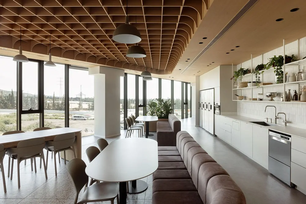 Không gian Pantry văn phòng hiện đại, cây xanh, khu vực ngồi thư giãn.