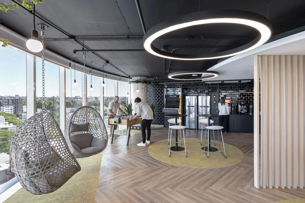 Không gian Pantry văn phòng hiện đại, cây xanh, khu vực ngồi thư giãn.
