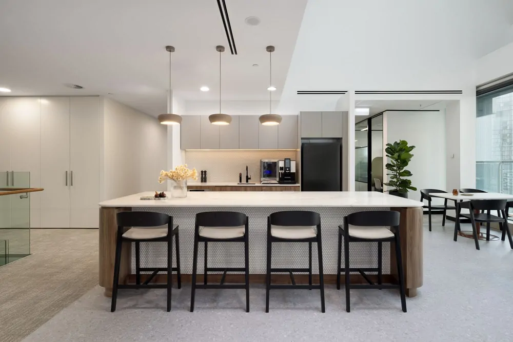 Không gian Pantry văn phòng hiện đại, cây xanh, khu vực ngồi thư giãn.