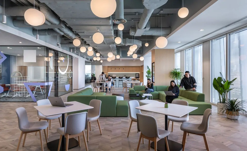 Không gian Pantry văn phòng hiện đại, cây xanh, khu vực ngồi thư giãn.