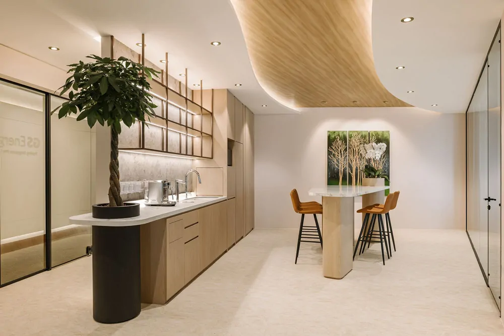 Không gian Pantry văn phòng hiện đại, cây xanh, khu vực ngồi thư giãn.