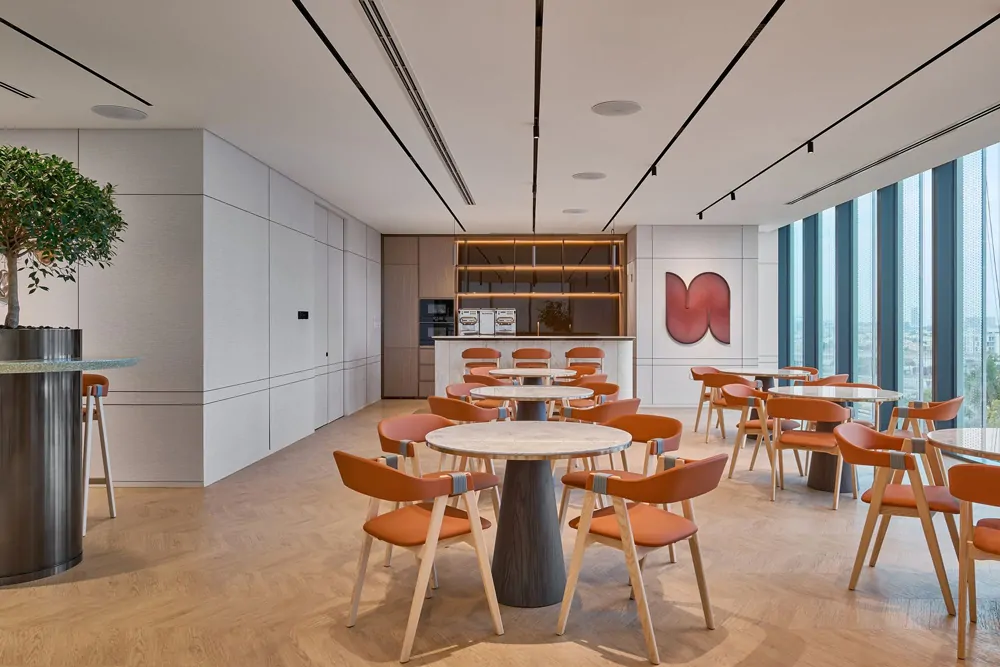 Không gian Pantry văn phòng hiện đại, cây xanh, khu vực ngồi thư giãn.