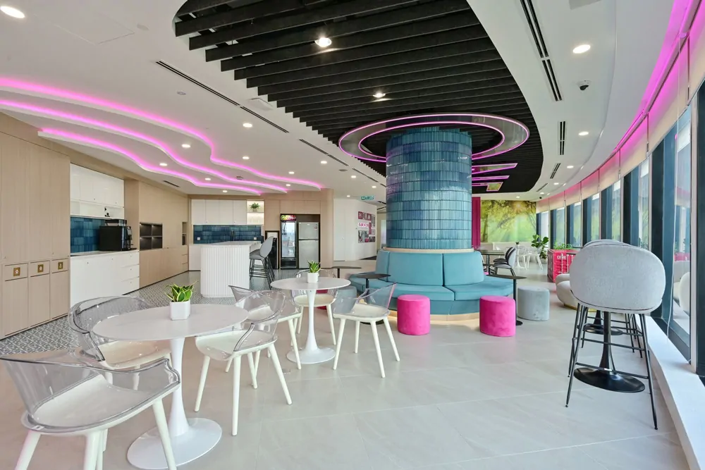 Không gian Pantry văn phòng hiện đại, cây xanh, khu vực ngồi thư giãn.