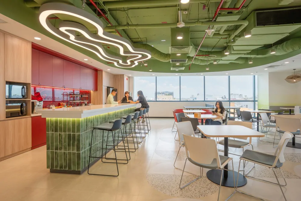 Không gian Pantry văn phòng hiện đại, cây xanh, khu vực ngồi thư giãn.