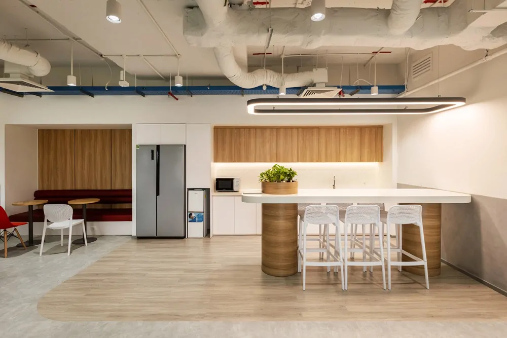 Không gian Pantry văn phòng hiện đại, cây xanh, khu vực ngồi thư giãn.