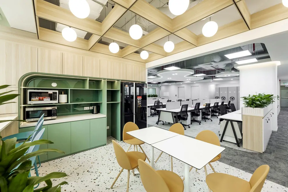 Không gian Pantry văn phòng hiện đại, cây xanh, khu vực ngồi thư giãn.