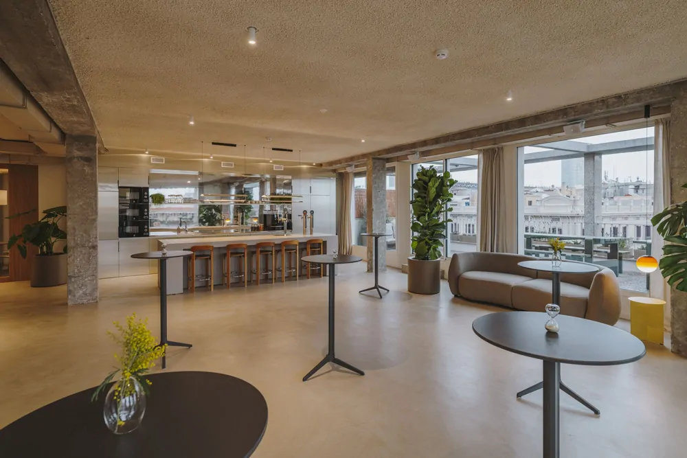 Không gian Pantry văn phòng hiện đại, cây xanh, khu vực ngồi thư giãn.