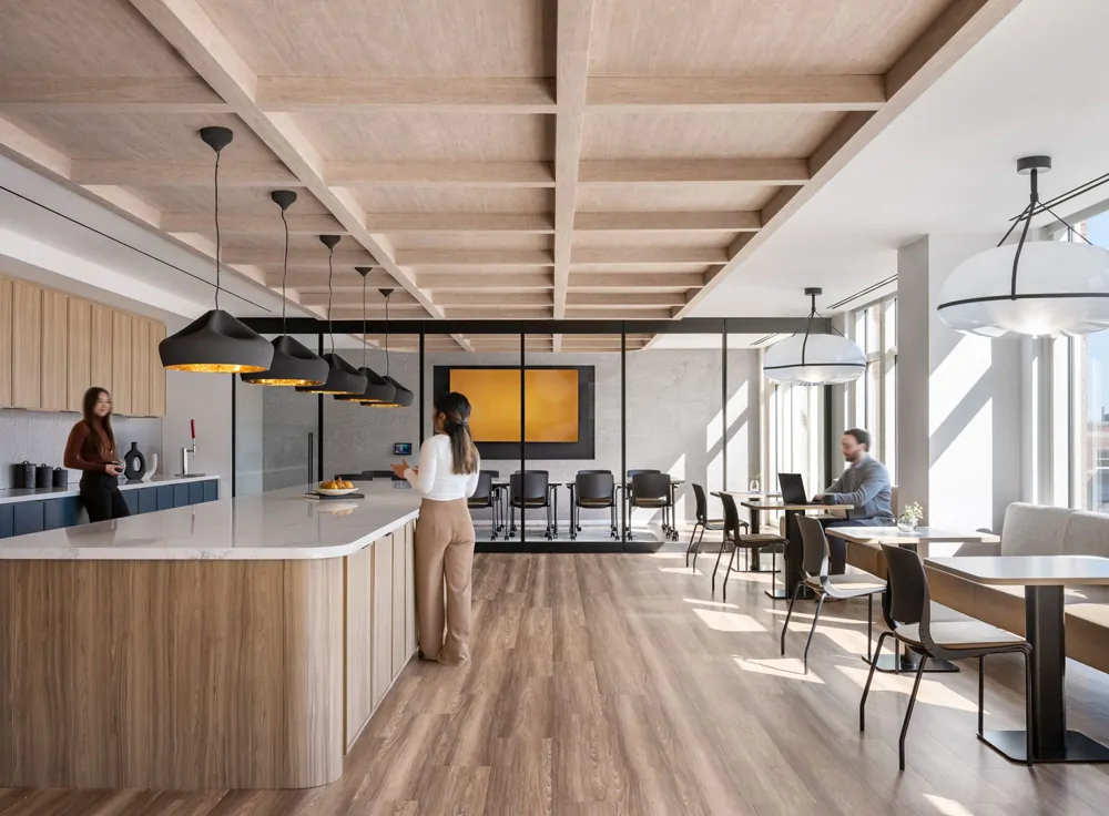 Không gian Pantry văn phòng hiện đại, cây xanh, khu vực ngồi thư giãn.