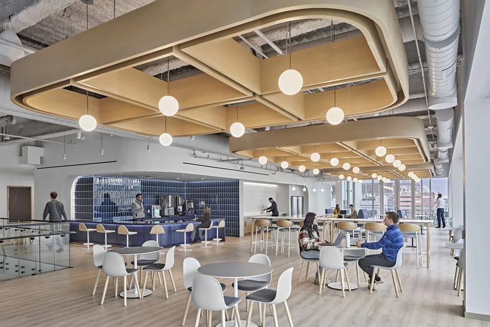 Không gian Pantry văn phòng hiện đại, cây xanh, khu vực ngồi thư giãn.