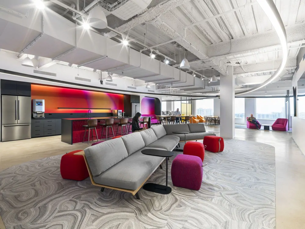 Không gian Pantry văn phòng hiện đại, cây xanh, khu vực ngồi thư giãn.