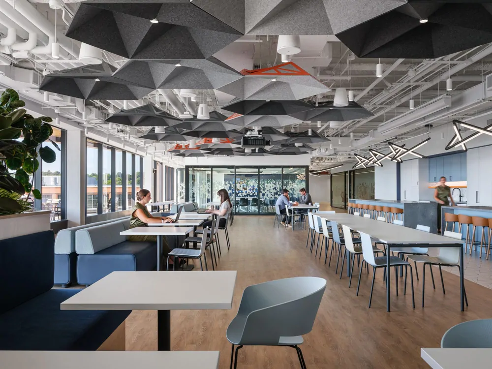 Không gian Pantry văn phòng hiện đại, cây xanh, khu vực ngồi thư giãn.