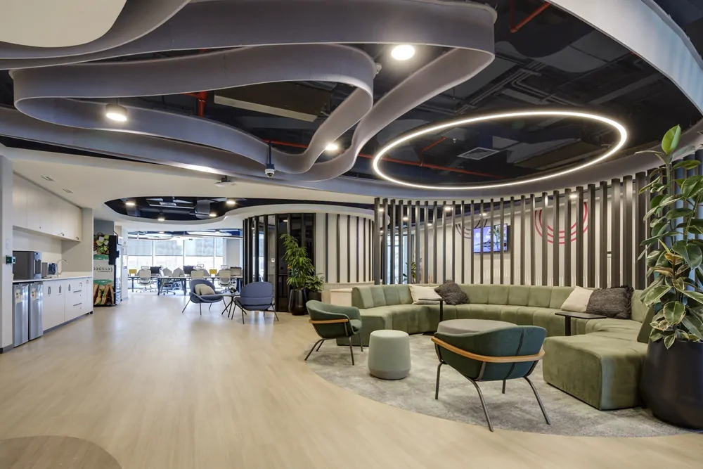 Không gian Pantry văn phòng hiện đại, cây xanh, khu vực ngồi thư giãn.