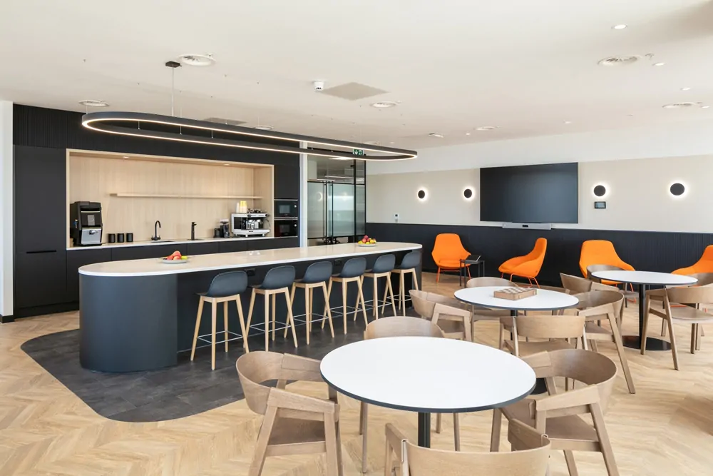 Không gian Pantry văn phòng hiện đại, cây xanh, khu vực ngồi thư giãn.