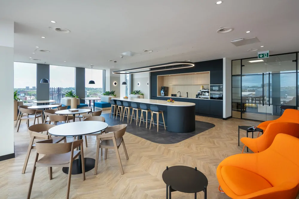 Không gian Pantry văn phòng hiện đại, cây xanh, khu vực ngồi thư giãn.