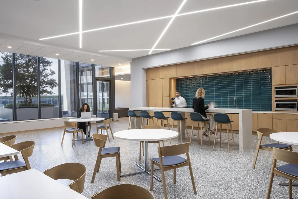 Không gian Pantry văn phòng hiện đại, cây xanh, khu vực ngồi thư giãn.